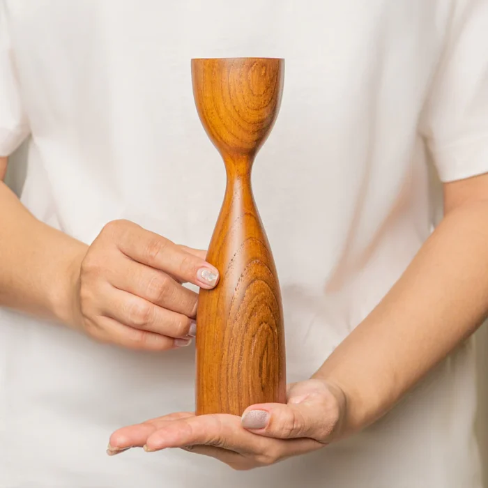 جا شمعی چوبی ایستاده